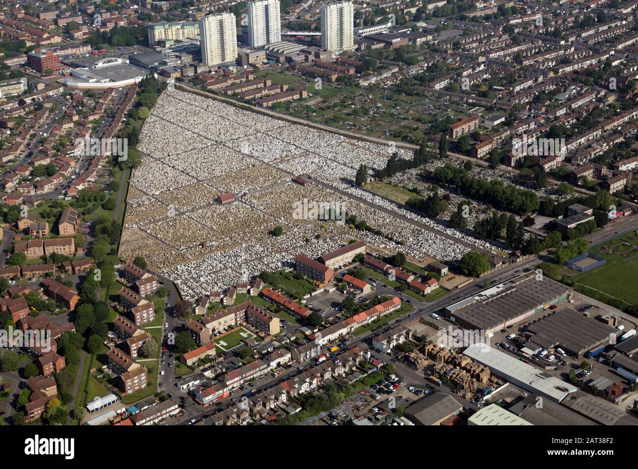 Luftbild des Tottenham Park Cemetery, North London, Großbritannien Stockfoto