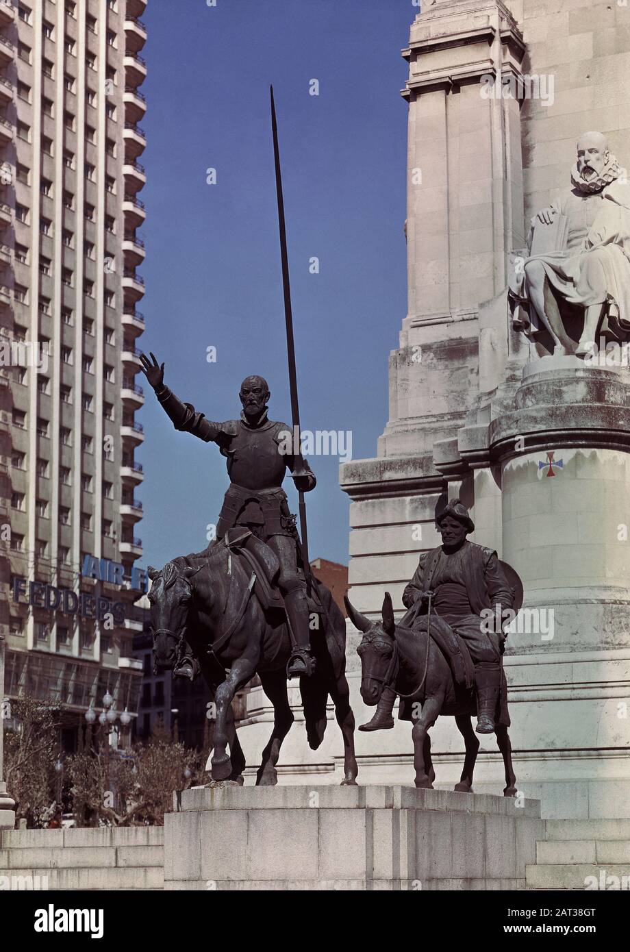 DETALLE DEL MONUMENTO A CERVANTES SITUADO EN PLAZA DE ESPAÑA DESDE 1960 CON MOTIVO DEL TERCER ANIVERSARIO DE LA MUERTE DEL ESCRITOR. AUTOR: COULLAUT VALERA LORENZO. Lage: España-Platz. SPANIEN. MIGUEL DE CERVANTES. QUIJADA LUIS DE. DON QUIJOTE. SANCHO PANZA. Rocinante. Stockfoto