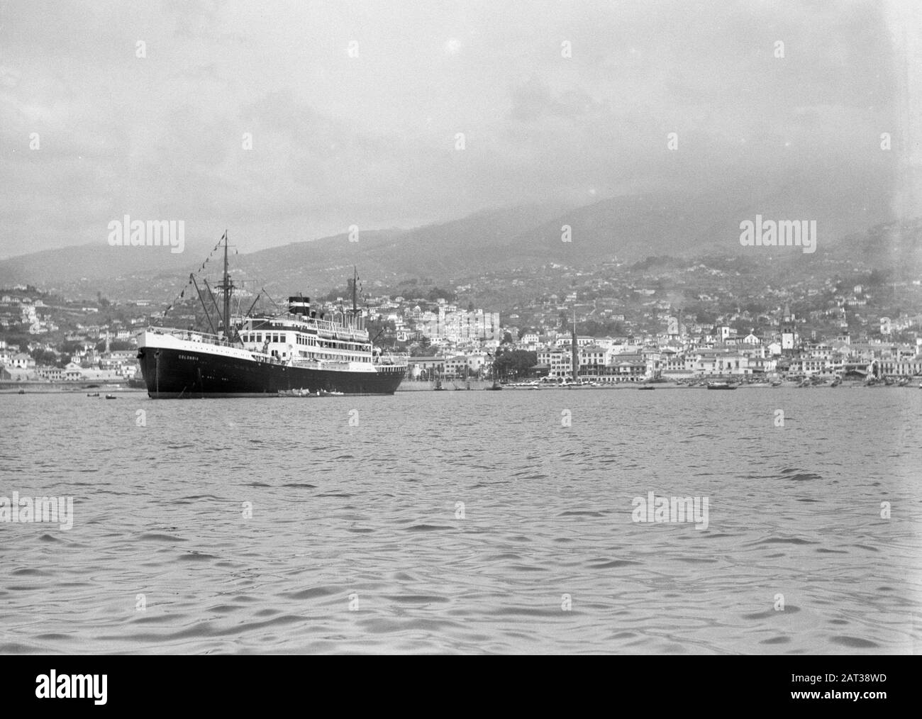 Kolumbien Das Kreuzfahrtschiff MS Colombia der K.N.S.M. im Hafen von Funchal, Madeira Datum: 1934 Ort: Funchal, Madeira, Portugal Schlüsselwörter: Häfen, Schiffe, Stadtbilder Name Der Einrichtung: Kolumbien, KNSM Stockfoto