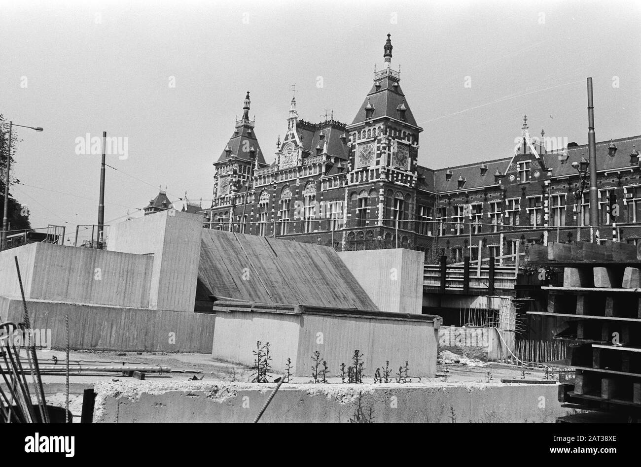 Metro arbeitet in Amsterdam Das Dach des Verbindungstunnels von der U-Bahn-Station zum Hauptbahnhof Datum: 21. Juni 1979 Standort: Amsterdam, Noord-Holland Schlüsselwörter: Bauaktivitäten, Unterlöhne, Tunnel Stockfoto