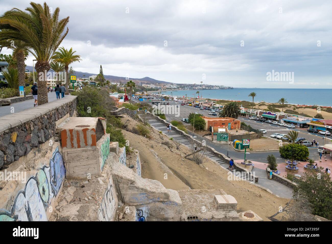 Markt am Meer mit großem Parkplatz an der Playa del Ingles, Gran Canaria. Stockfoto