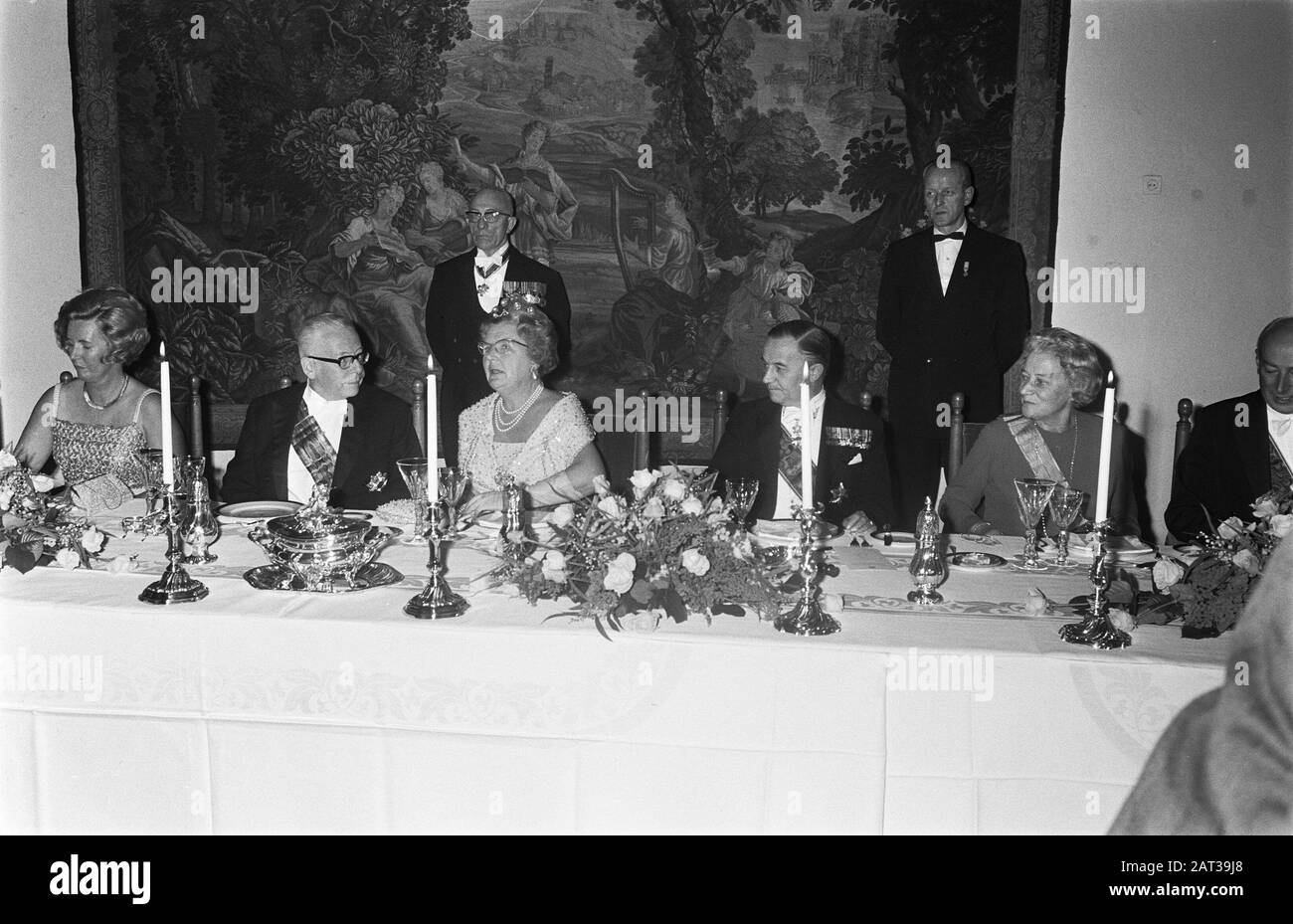 Staatsbesuch von Bundespräsident Heinemann von Westdeutschland in den Niederlanden Das Gala-Dinner auf dem Prinsenhof in Delft, das Präsident Heinemann von der Bundesrepublik Deutschland präsentiert wurde. Zweiter von links der präsident, neben ihm Königin Juliana, zu ihrem Premierminister Piet de Jong Datum: 25. november 1969 Ort: Delft, Zuid-Holland Schlüsselwörter: Queens, Meals, Präsidenten persönlicher Name: Heinemann, Gustav, Jong, Piet de, Juliana (Königin Niederlande) Institutionenname: Prinsenhof Stockfoto
