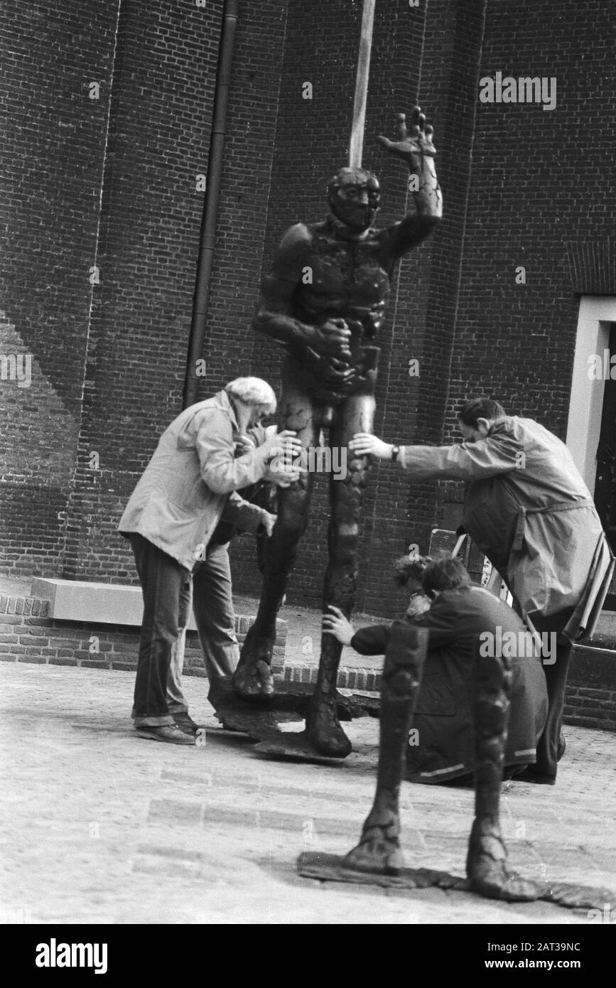 Platzierung des nationalen Geuzendenkmals in Vlaardingen in Erinnerung Het Geuzenmonument mit dem linken Künstler Leen Droppert Datum: 10. März 1983 Standort: Vlaardingen, Zuid-Holland Schlüsselwörter: Bildende Künstler, Skulpturen, Kriegsdenkmale, Widerstandskämpfer persönlicher Name: Droppert, Leen Stockfoto