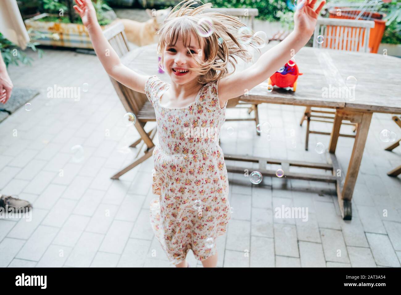 Weibliches Kind, das mit Seife spielt - Spaß, Glück und Freude am Konzept Stockfoto