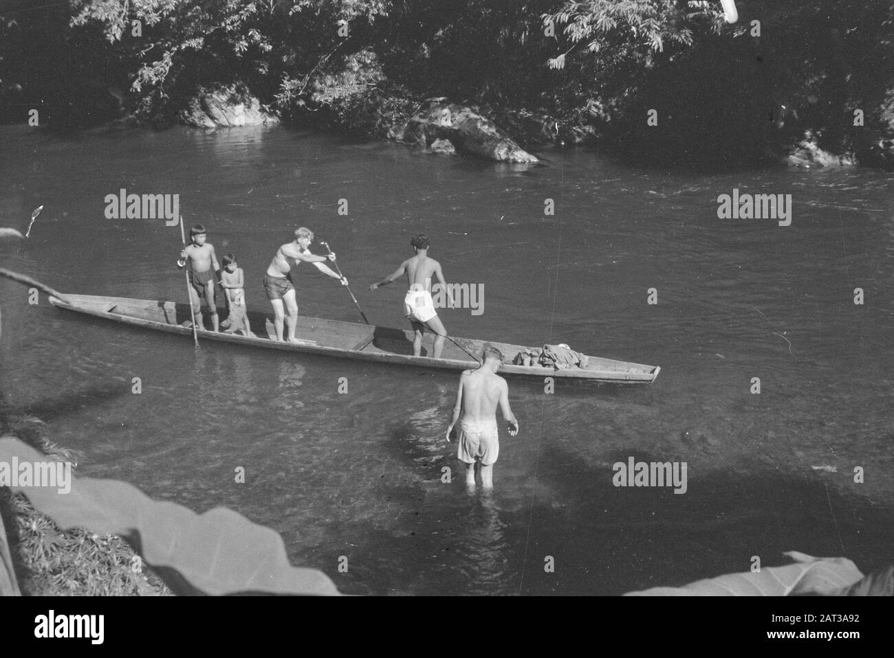 Serie Borneo; Obor, neues Herz, Borneo-Seeleute (u.a. Foto des Kaplans) Das Leben des Soldaten in Borneo ist oft schwer, aber es wurde auch von der schönen Natur gemacht, die der Soldat in seiner Arbeit sieht, einen besonderen Charme. Eine Patrouille in dieser großen grünen Masse, in diesem Fruchtbrunnen, dauert oft mehr als drei Monate. Diese Fotoserie zeigt Ihnen etwas von der Arbeit des niederländischen Soldaten im Utan [Dschungel] von Borneo. Kaplan V.D. Fields, der außer Balikpapan auch Samarinda und Rarakan unter seiner Obhut hat, sitzt nach einer langen Reise still zu Hause am Datum: 1948/06/01 Ort: Bor Stockfoto