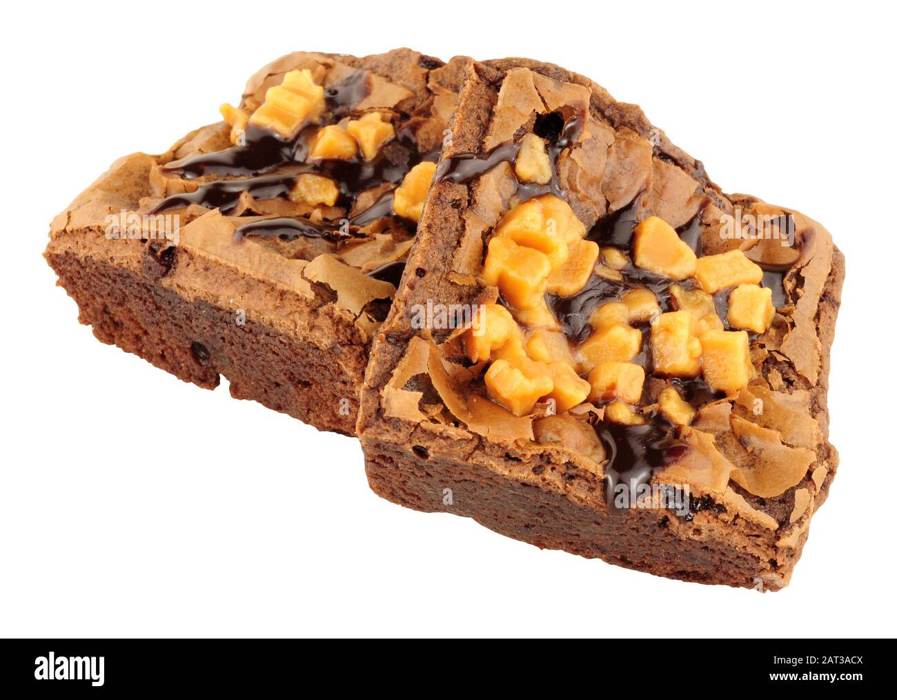 Zwei Schokoladen- und Karamellfuge Brownies isoliert auf weißem Hintergrund Stockfoto