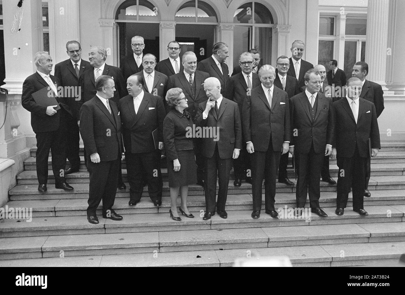 Deutschland hat das Kabinett Neu. In der ersten Reihe in der Mitte Heinrich Lübke, links von ihm nur Frau Käte Strobel (SPD), rechts von Heinrich Lübke, Kurt Georg Kiesinger und Willy-Brandt Datum: 1. Dezember 1966 Standort: Bonn, Deutschland Schlagwörter: Amtsantritt, Politiker, Regierungen Personenname: Brandt, Willys, Kiesinger, Kurt, Lübke, Heinrich, Strobel, Kate Institutionenname: SPD Stockfoto