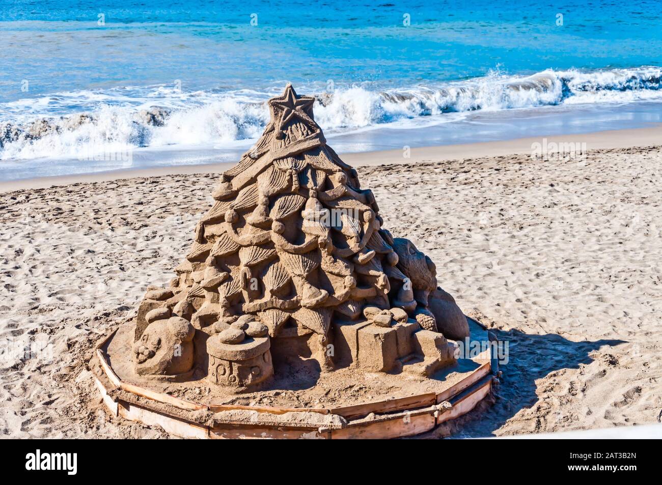 Nahaufnahme eines Weihnachtsbaums aus Sand in Der Strand Stockfoto