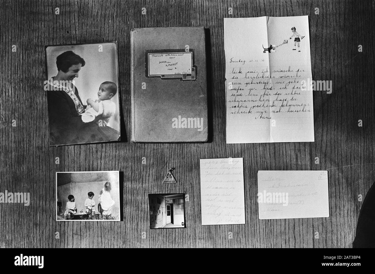 Das RIOD (Nationales Institut für Kriegsdokumentation) ist unter anderem in den Besitz einiger Fotos von Anne Frank (als Baby mit Mutter und mit ihrer Schwester Margot aus dem Jahr 1932, einem französischen Schulheft ( das sie im Geheim-Anhang verwendete) gelangt. Und einige Notizen von 1936 und 1937 an ihre Großmutter. Es handelt sich um Geschenke der westdeutschen Zeitschrift der Stern, denen sie zum Verkauf angeboten wurde Datum: 7. Mai 1981 Schlagwörter: Dokumente, Fotografien, Zweiter Weltkrieg Stockfoto