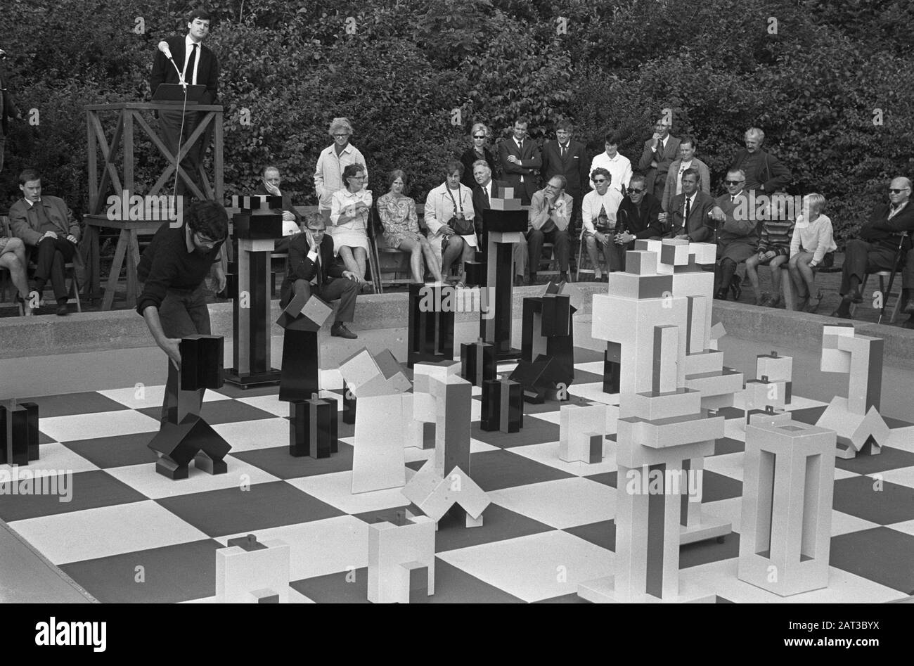 Outdoor-Gigant-Schachspiel in Utrechter das Spielen eines Schachspiels wird demonstriert Datum: 31. August 1968 Ort: Utrechter (prov.), Utrechter (Stadt) Schlüsselwörter: Eröffnungen, Schach Stockfoto