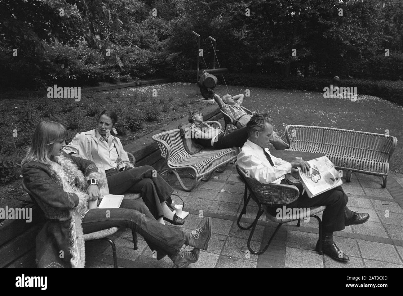 Kunst und Kaffee im Museum Fodor in Amsterdam Die Terrasse des Museums Fodor, eine Plattform für junge Amsterdamer Künstler Datum: 14. Juni 1972 Standort: Amsterdam, Noord-Holland Schlüsselwörter: Museen, Terrassen Name Der Institution: Fodor Stockfoto