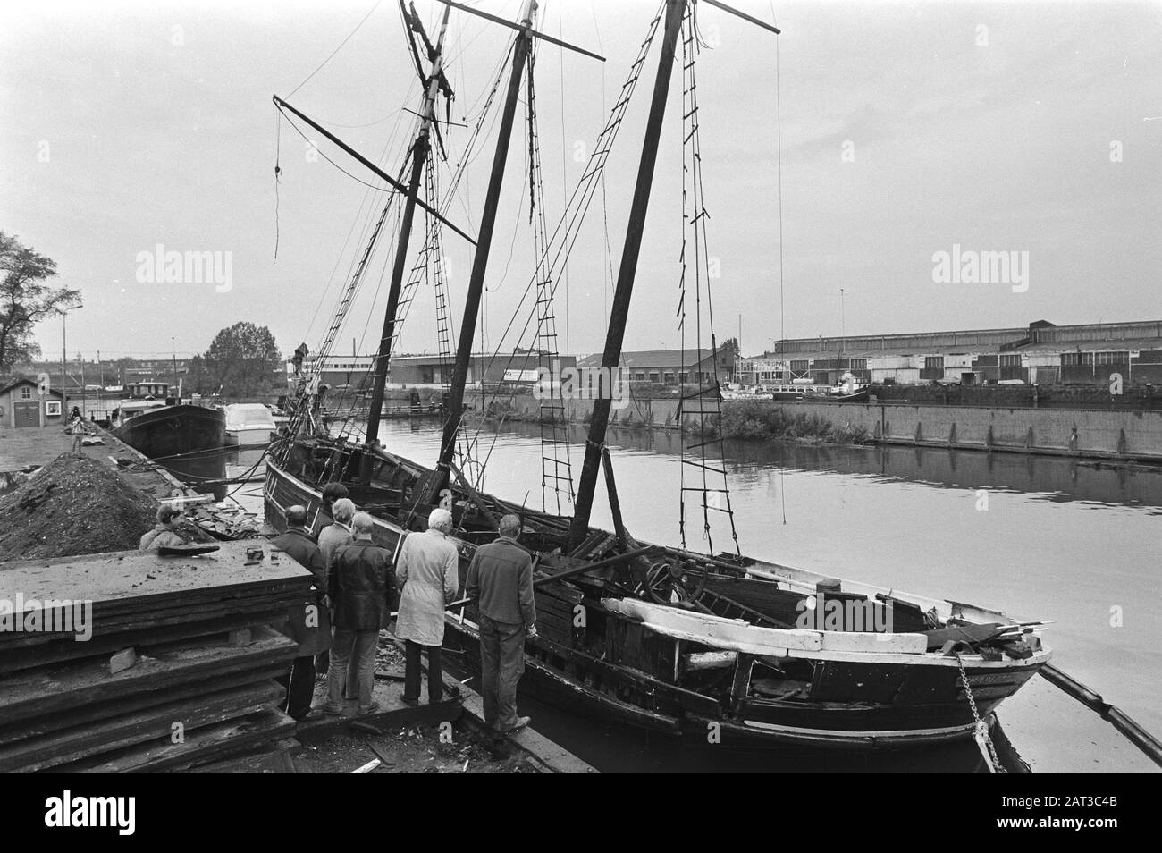 Das Schiff Charlotte Rhodes, das Schiff aus der Fernsehserie The Onedine Line, brannte in Amsterdam Das ausgebrannte Schiff aus Datum: 12. Oktober 1979 Standort: Amsterdam, Noord-Holland Schlagwörter: Feuer, Häfen, Schiffe Stockfoto