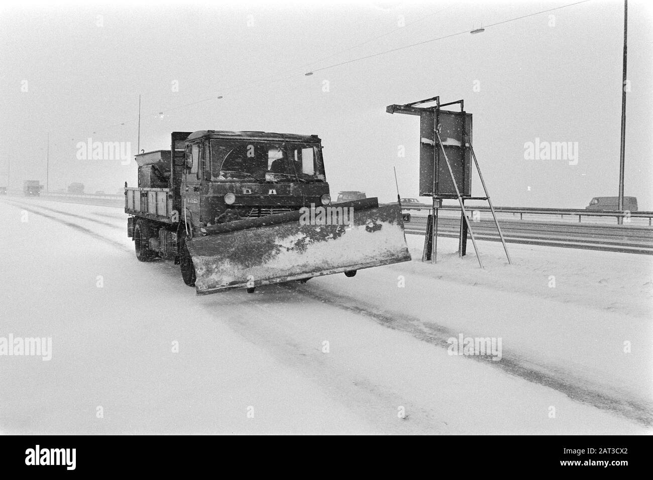 Starker Schneefall; Schneepflug auf der Autobahn Datum: 23. Januar 1984 Schlagwörter: Schnee, Autobahnen, Verkehr, Wetter Stockfoto