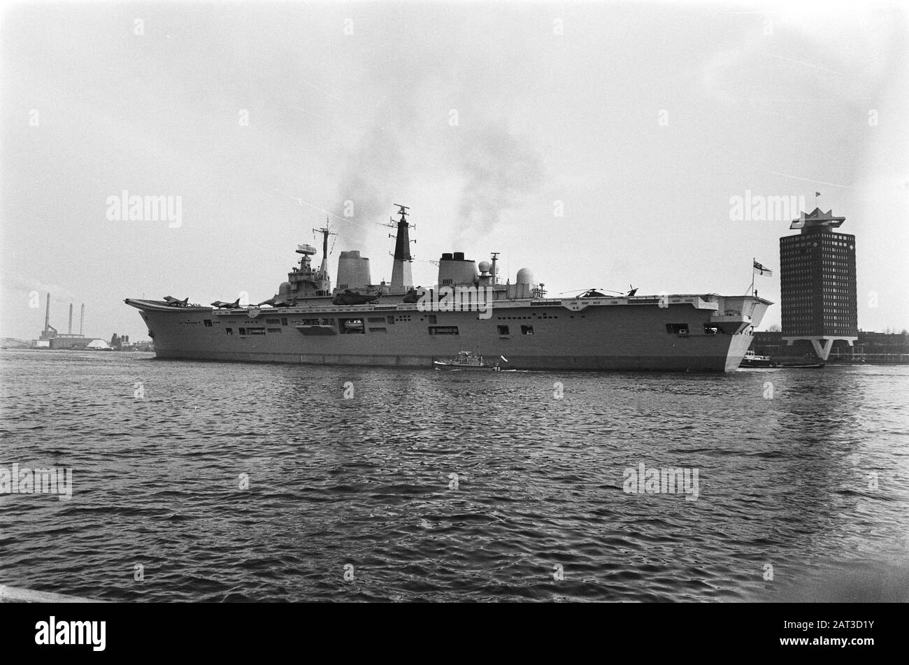 Jungfernfahrt des englischen Flugzeugträgers Ark Royal Hier im Hafen von Amsterdam Datum: 10. Februar 1986 Standort: Amsterdam, Noord-Holland Schlüsselwörter: Häfen, Flugzeugträger Stockfoto