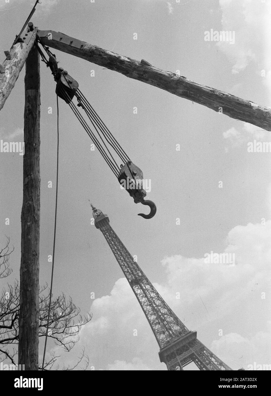 Reportage Paris Kran mit dem Eiffelturm im Hintergrund in Paris Datum: 1936 Standort: Frankreich, Paris Schlüsselwörter: Kräne, Türme Stockfoto