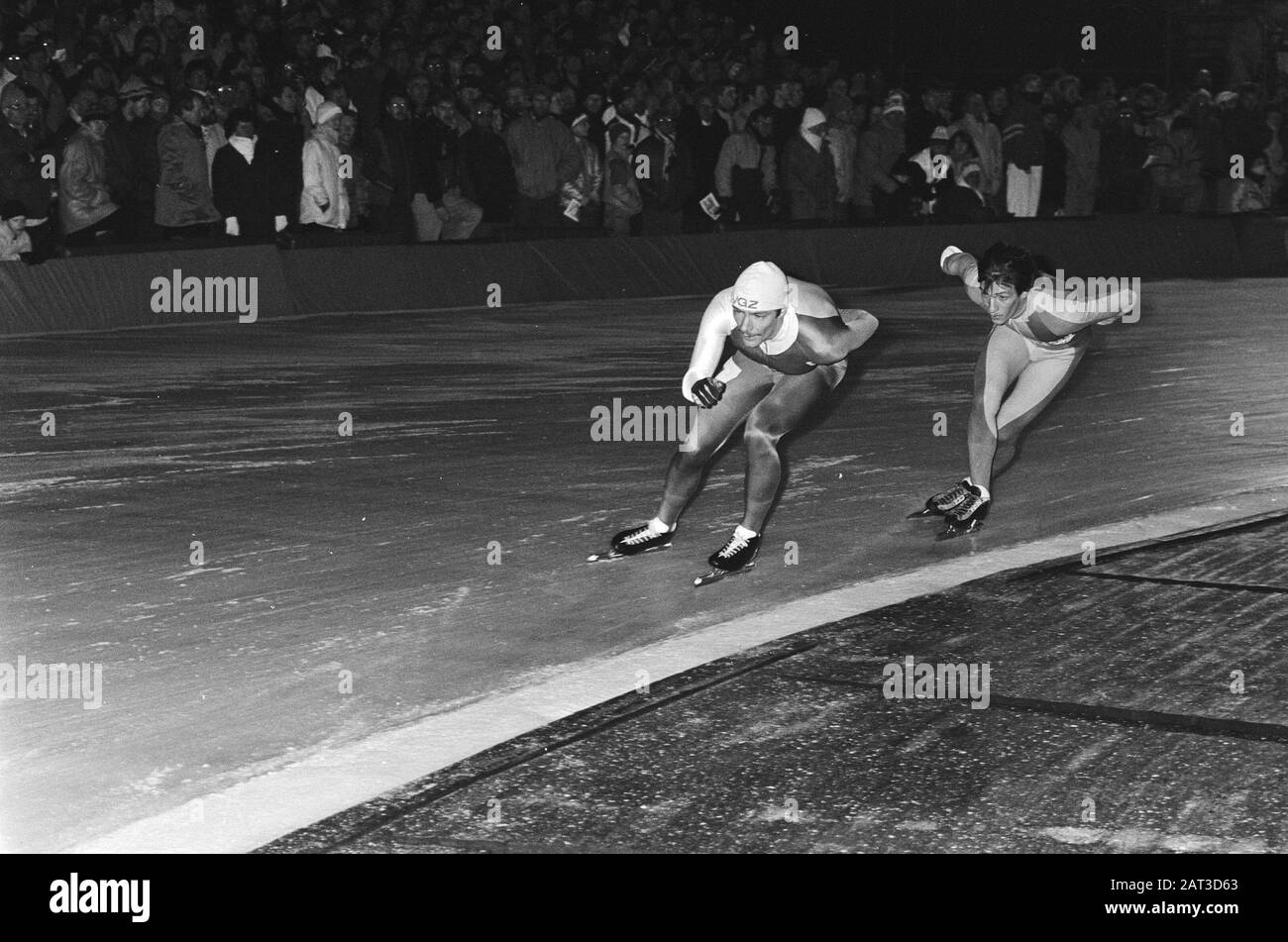 NK Marathon Skating Amsterdam Hilbert v.d. Thumb (l.) und Evert van Benthem während des Fluchtversuchs Datum: 25. Januar 1986 Ort: Amsterdam, Noord-Holland Schlagwörter: Skating persönlicher Name: Benthem, Evert van, Thumb, Hilbert van der Stockfoto