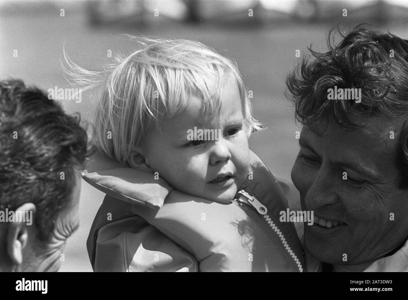 HKH Pr. Beatrix und Pr. Claus mit Pr. Friso und Pr. Willem Alexander an Bord der Green Draech, Eröffnung neuer Yachthäfen in Hoorn Claus und Alexander Datum: 7. Juni 1969 Ort: Hoorn, Noord-Holland Schlüsselwörter: JAHAVENS, Prinzenname: Claus, Prinz, Willem-Alexander, Prinz von Orange Stockfoto