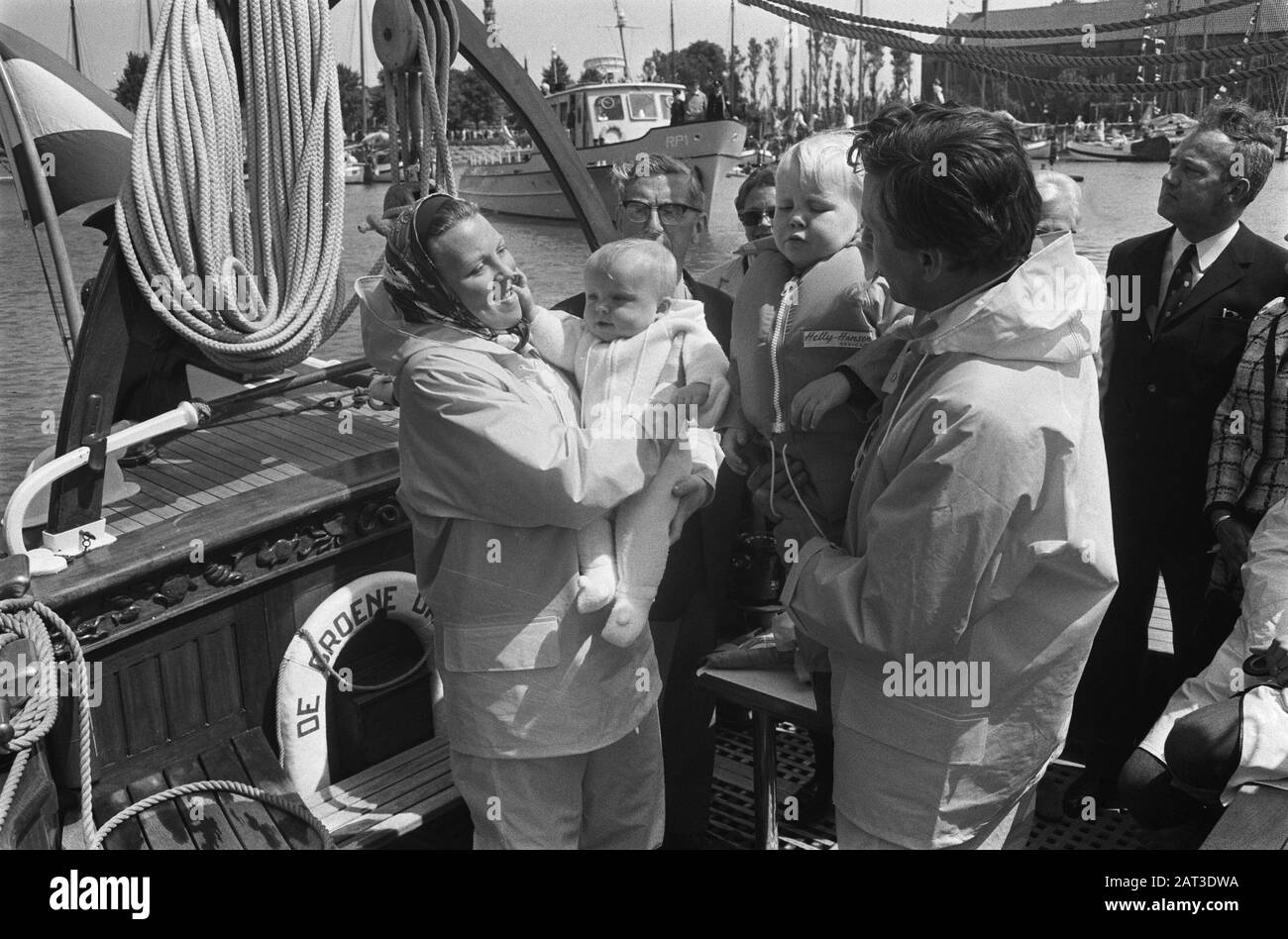 HKH Pr. Beatrix und Pr. Claus mit Pr. Friso und Pr. Willem Alexander an Bord der Green Draech, Eröffnung neuer Yachthäfen in Hoorn Datum: 7. Juni 1969 Ort: Hoorn, Noord-Holland Schlüsselwörter: JAHAVENS, Princes, Princesses persönlicher Name: Claus, Prince, Johan Friso, Prince, Willem-Alexander, Prince of Orange Stockfoto