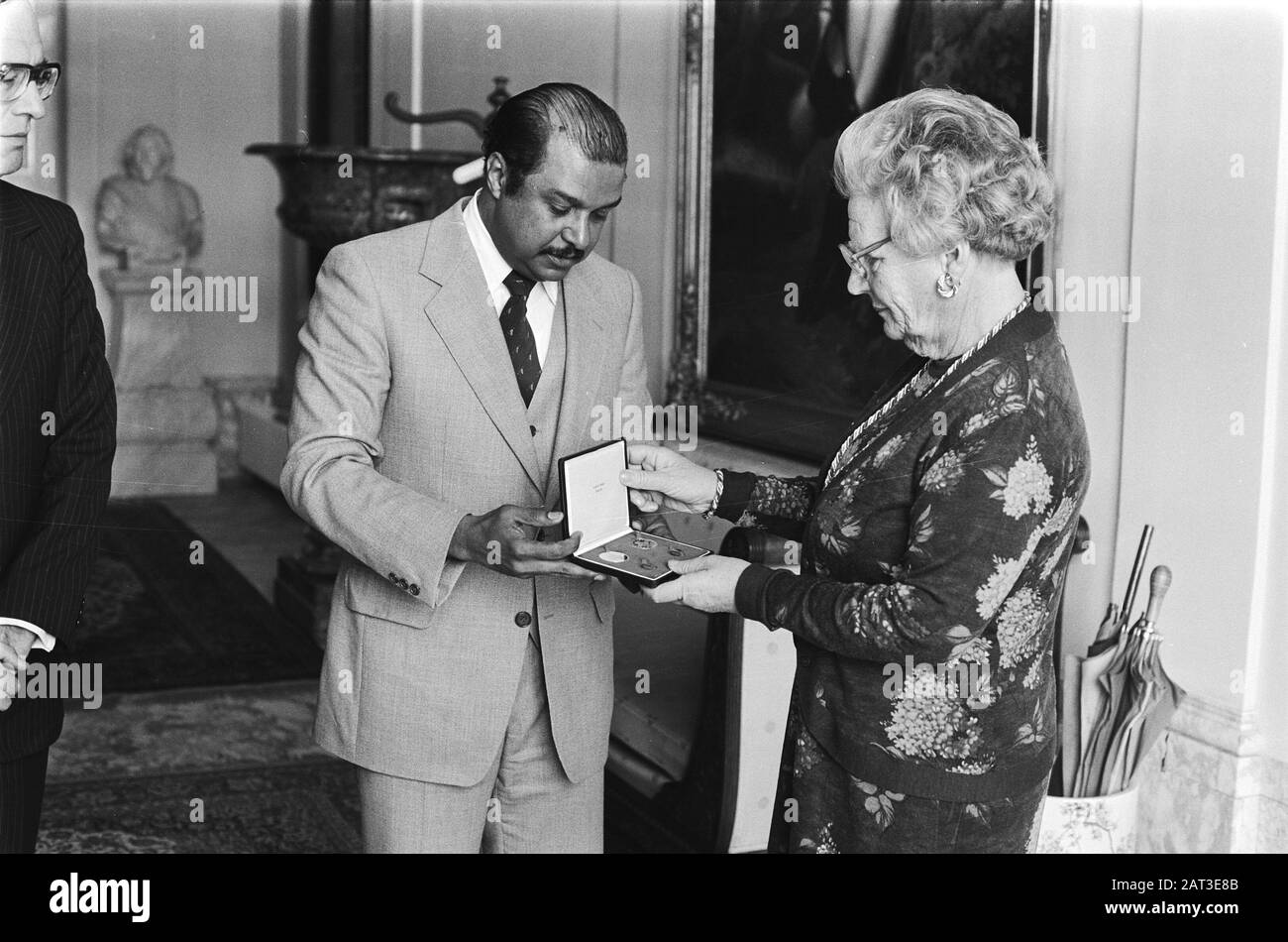 HM erhält vom Plenum Minister Ned. Antillen Maduro Gold- und Silbermünze tgv 150-jähriges Jubiläum der Bank der niederländischen Antillen Datum: 25. april 1978 Ort: Niederländische Antillen Schlüsselwörter: Queens, Minister, Münzen, Belege persönlicher Name: Maduro, Eldred G. Stockfoto