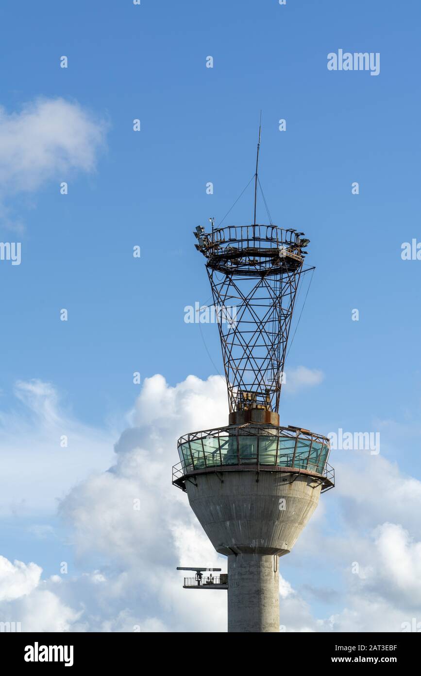 Almada, PORTUGAL - 26. Januar 2020: Verlassener Kontrollturm der Werft in Lisnave, Cacilhas, Almada, Portugal Stockfoto