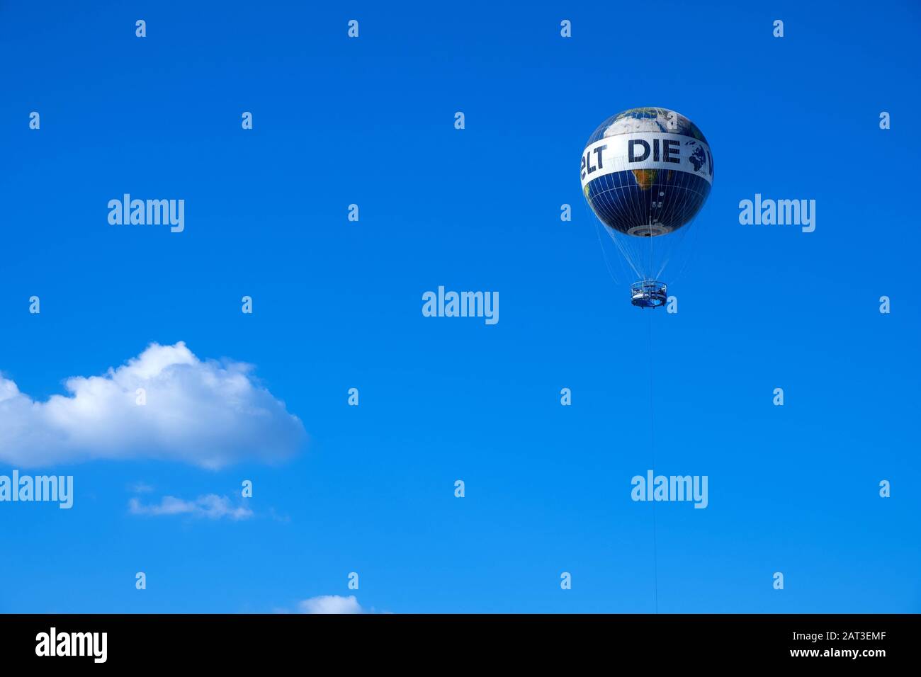 Berlin, Berlin/Deutschland - 2018/07/24: Sightseeing Ballon flyting über den östlichen Bezirken von Berlin Stockfoto