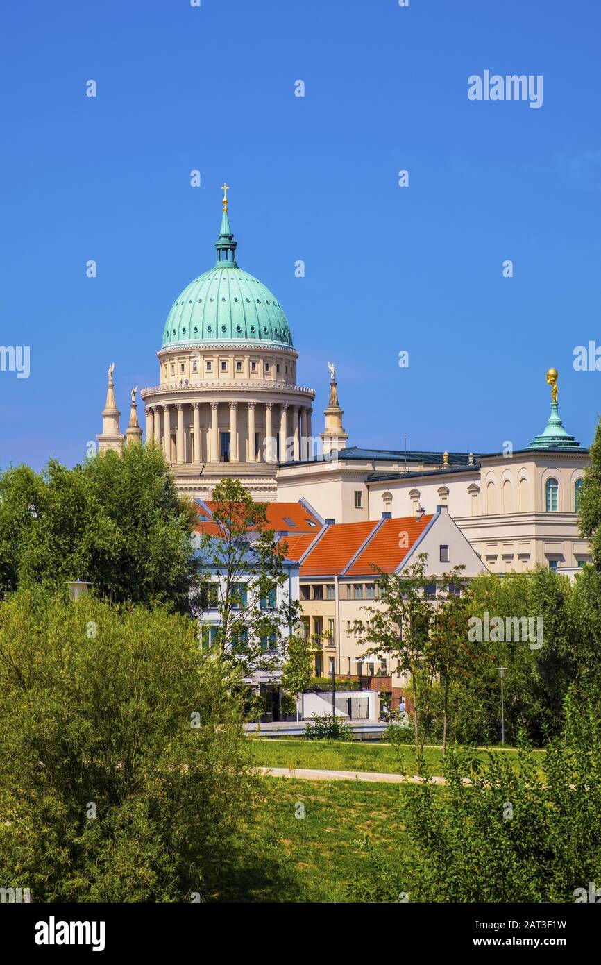 Potsdam, Brandenburg/Deutschland - 2018/07/29: Panoramablick auf das historische Viertel von Potsdam Stadt mit St. Nikolai Kirche am Alten Markt Stockfoto