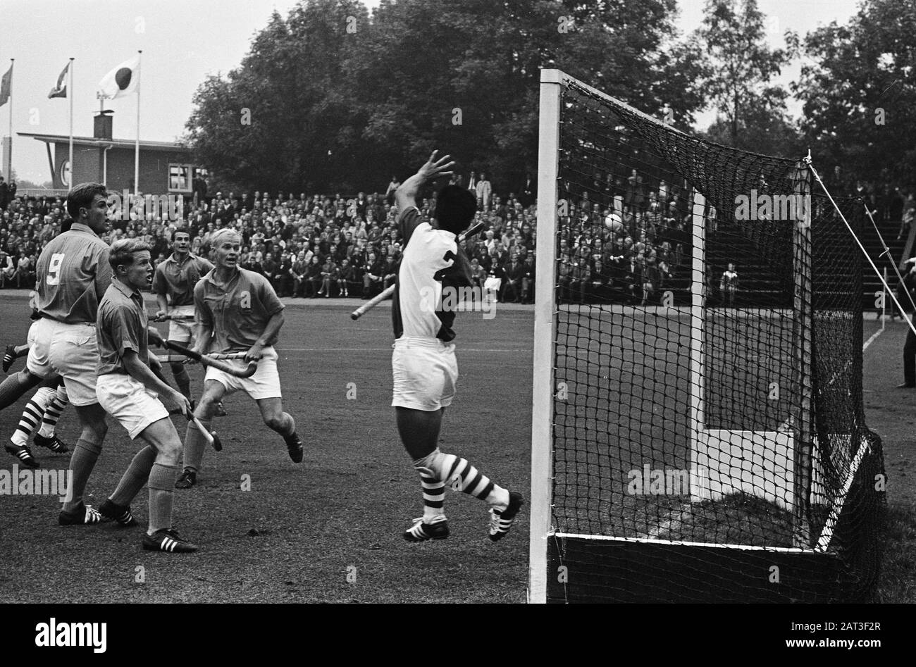Hockey Niederlande gegen Japan. Die Niederlande erzielten das erste Tor. Der Japaner Yuzaki versucht, Datum zu speichern: 18. September 1963 Schlüsselwörter: Tore, Hockeyname: Japan Institution Name: Niederlande Stockfoto