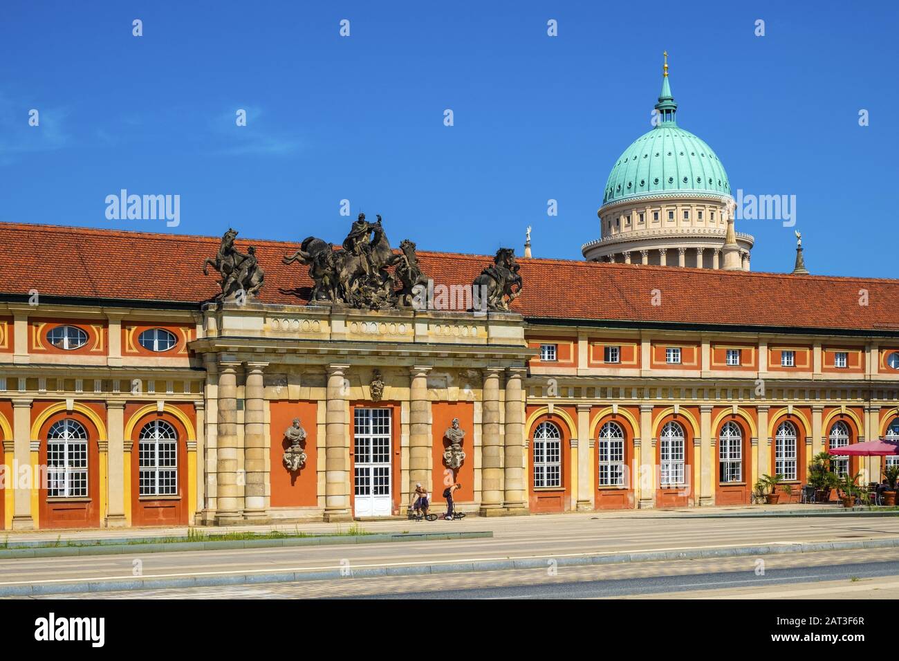 Potsdam, Brandenburg/Deutschland - 2018/07/29: Fassade des Filmmuseum Potsdam Gebäude an der Breite Straße in der historischen Altstadt von Potsdam. Stockfoto