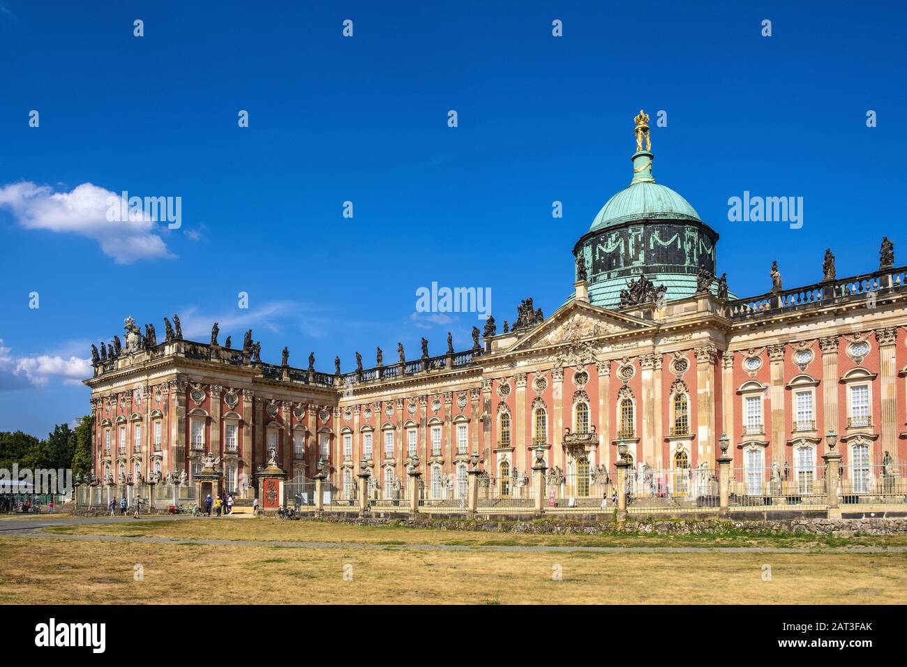 Potsdam, Brandenburg / Deutschland - 2018/07/29: Fassade und Kuppel des historischen neuen Schlosses im Stil des Schlosses im Stil des Schlosses Sanssouci - Königliche Residenz des Königs Friedrich des Großen Stockfoto