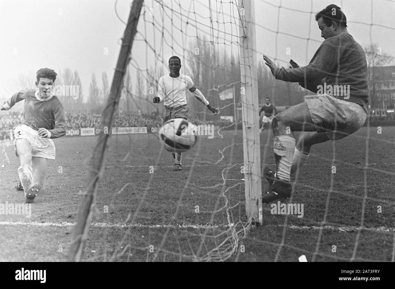 Blau-Weiß gegen Vitesse 0-0, Hofs (Vitesse) löst Schuss auf Torhüter Paternotte, Mittelsparendam (Blau-Weiß) Datum 4. Februar 1968; Stockfoto