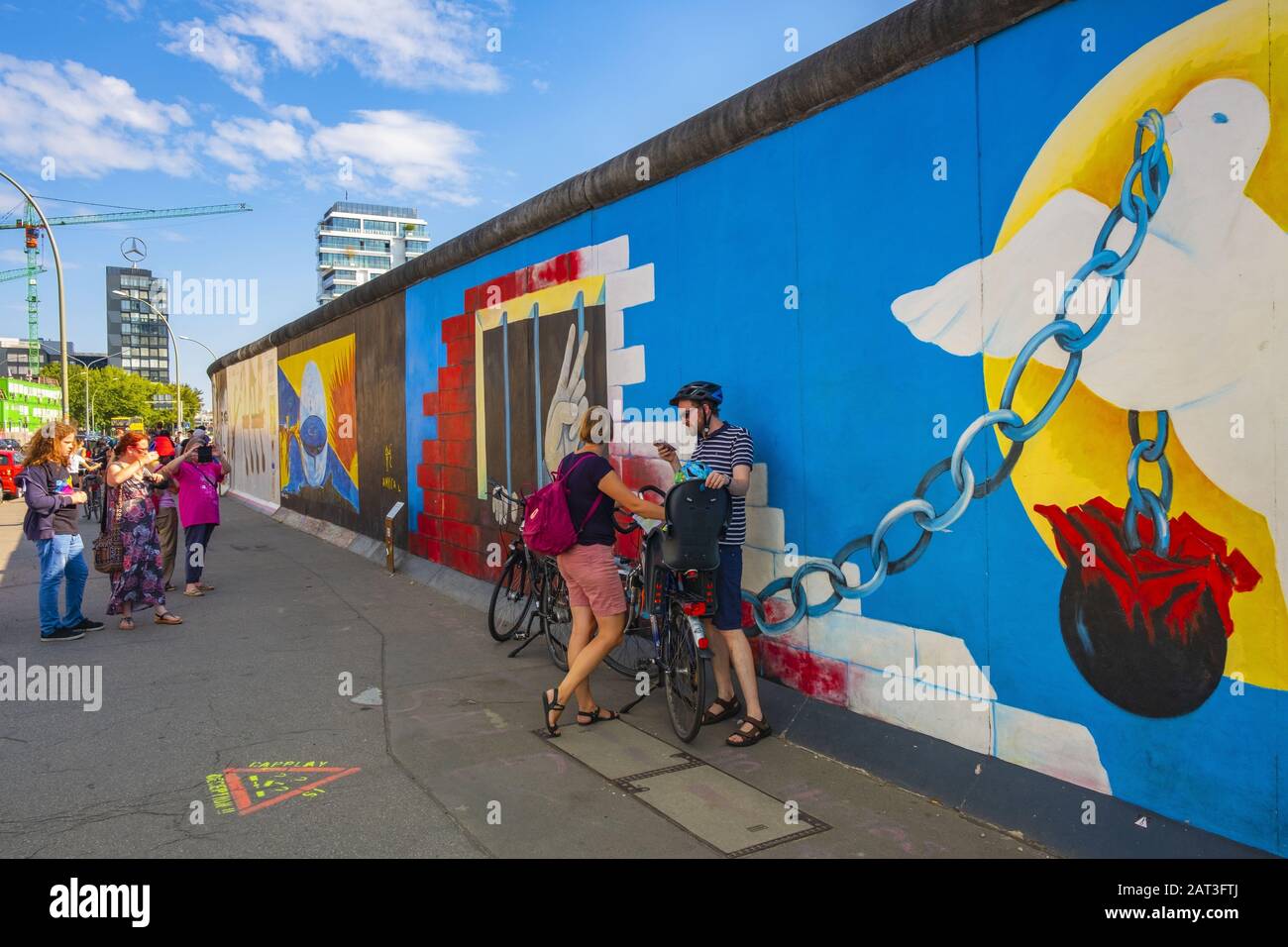 Berlin, Berlin Land / Deutschland - 2018/07/30: Das Wandmuseum - East Side Gallery - zeigt die restlichen Berliner Mauer mit Straßenkunst, die die Ostseite der Bebauung entlang der Spree bedeckt Stockfoto