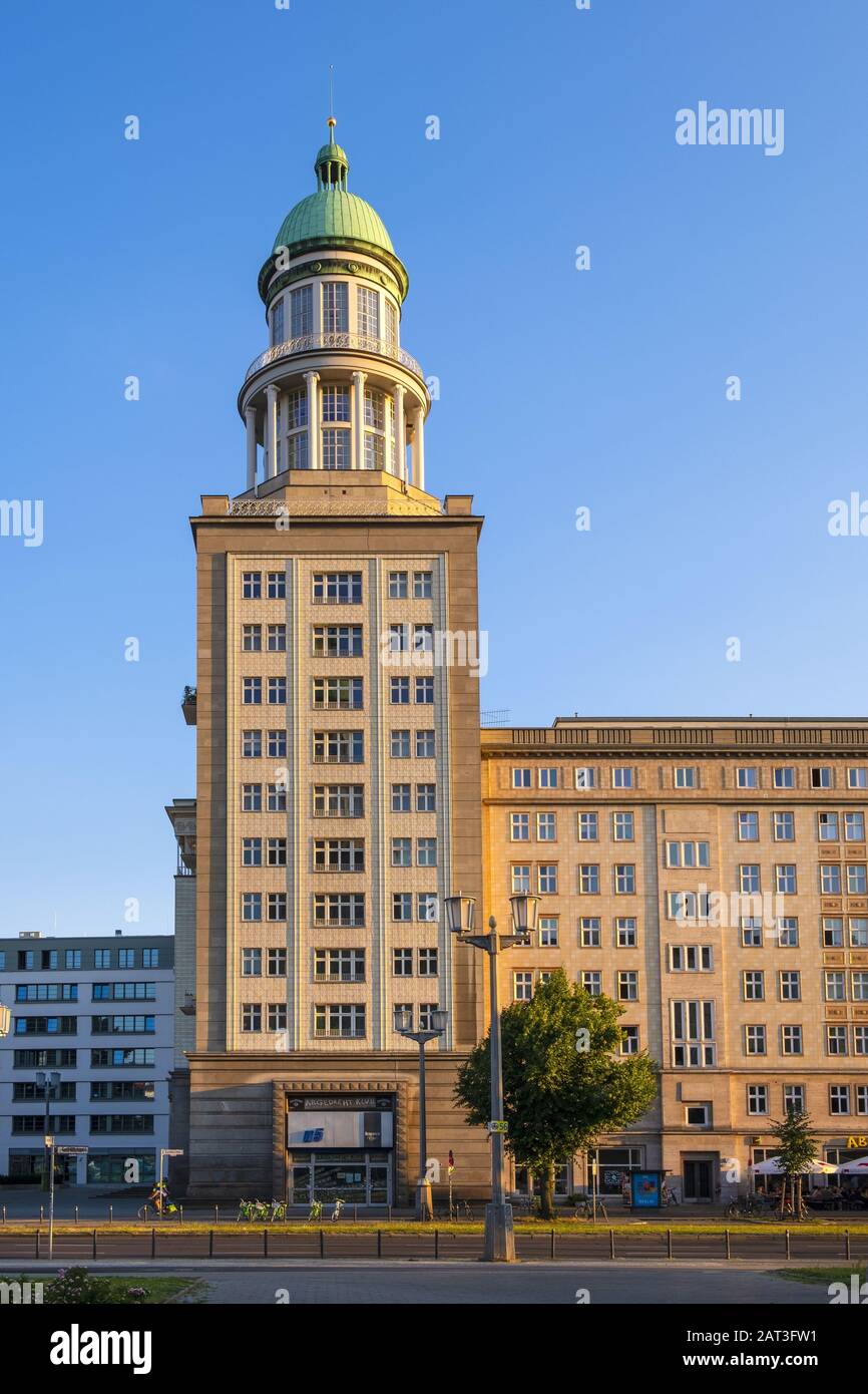 Berlin, Berlin Land / Deutschland - 2018/07/30: Panoramablick auf die Frankfurter Tortürme - Frankfurter Tor - Hauptplatz im Friedrichshin Viertel von Ost-Berlin an der Kreuzung Karl-Marx-Allee und Frankfurter Allee Stockfoto