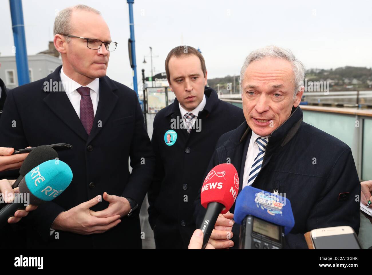 Minister für Auswärtige Angelegenheiten und Handel, Simon Coveney, Kandidat John Cummins und der Minister für Kommunikation, Klimaschutz und Umwelt Richard Bruton sprachen während einer Leinwand für die Parlamentswahlen in Waterford mit den Medien. Stockfoto