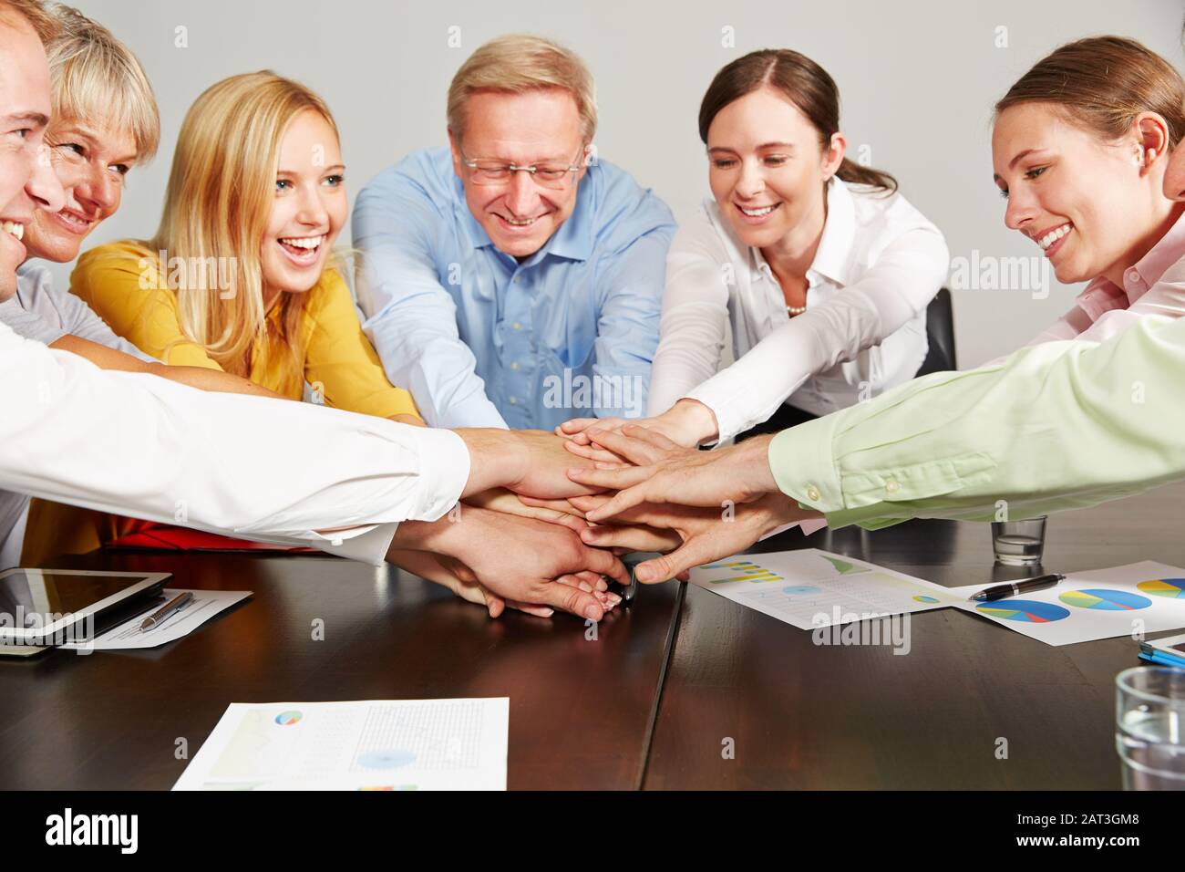 Viele glückliche Geschäftsleute stapeln die Hände aus Motivationsgründen im Büro Stockfoto