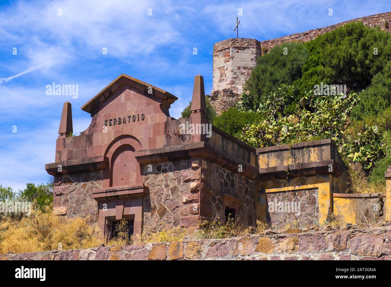Bosa, Sardinien/Italien - 2018/08/13: Hügel der Burg Malaspina - auch bekannt als Schloss von Serravalle - mit monumentaler Fassade des historischen Wasserreservoirs Serbatoio di Bosa Stockfoto