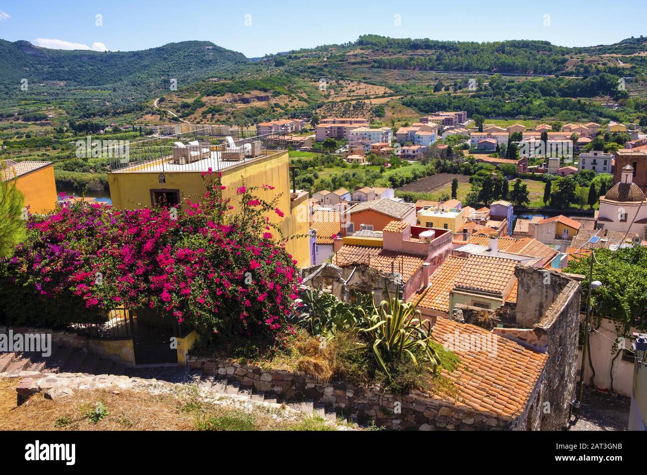 Bosa, Sardinien/Italien - 2018/08/13: Panoramaaussicht auf die Stadt Bosa und die umliegenden Hügel vom Hügel der Burg Malaspina aus gesehen - auch bekannt als Schloss von Serravalle Stockfoto