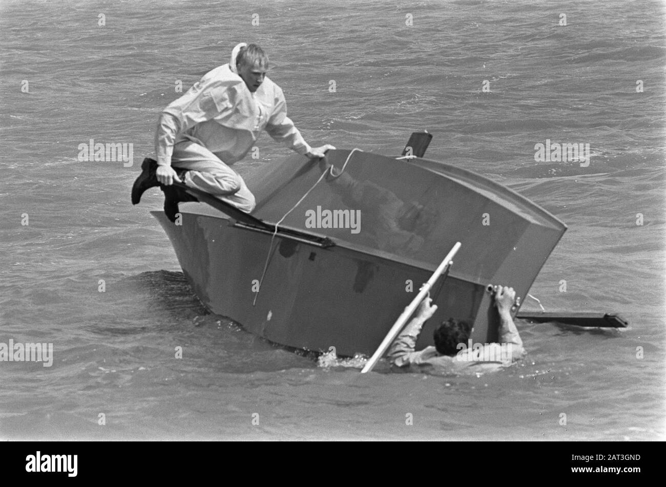 Hollandweek auf Zuiderzee, das gedrehte Boot, H 43 de Simon de Dancer 11 mit Herrn Balkema und seinem Kumpel, der versucht, seinen Kopf über Wasser zu halten/Datum: 4. August 1966 Ort: Ijsselmeer, Zuiderzee Schlüsselwörter: Segel Stockfoto