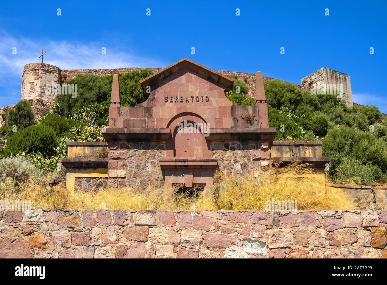 Bosa, Sardinien/Italien - 2018/08/13: Hügel der Burg Malaspina - auch bekannt als Schloss von Serravalle - mit monumentaler Fassade des historischen Wasserreservoirs Serbatoio di Bosa Stockfoto