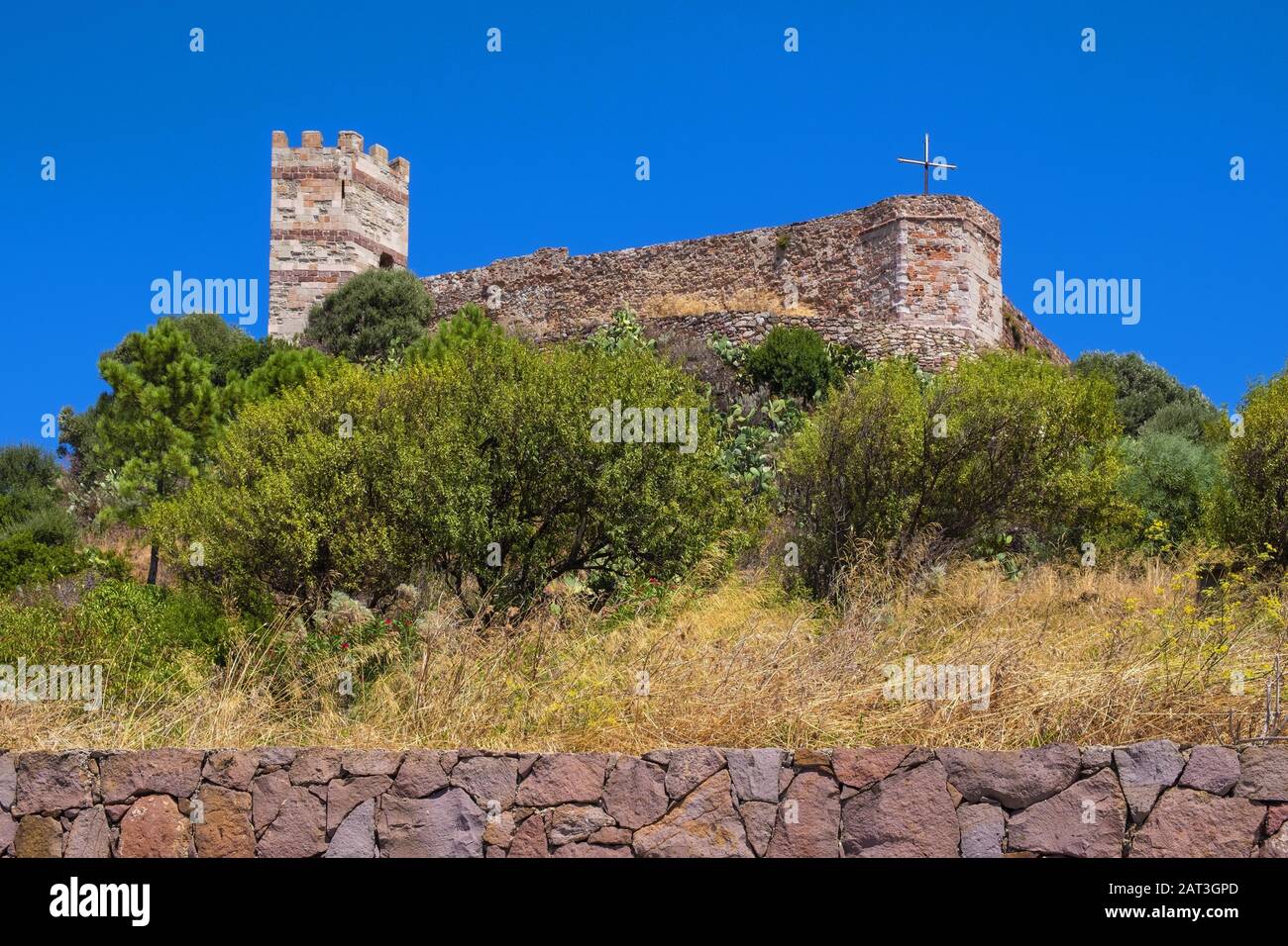 Bosa, Sardinien/Italien - 2018/08/13: Panoramablick auf die Burg Malaspina - Castello Malaspina - auch bekannt als Schloss von Serravalle - mit monumentalen historischen Verteidigungsmauern und Befestigungsanlage Stockfoto