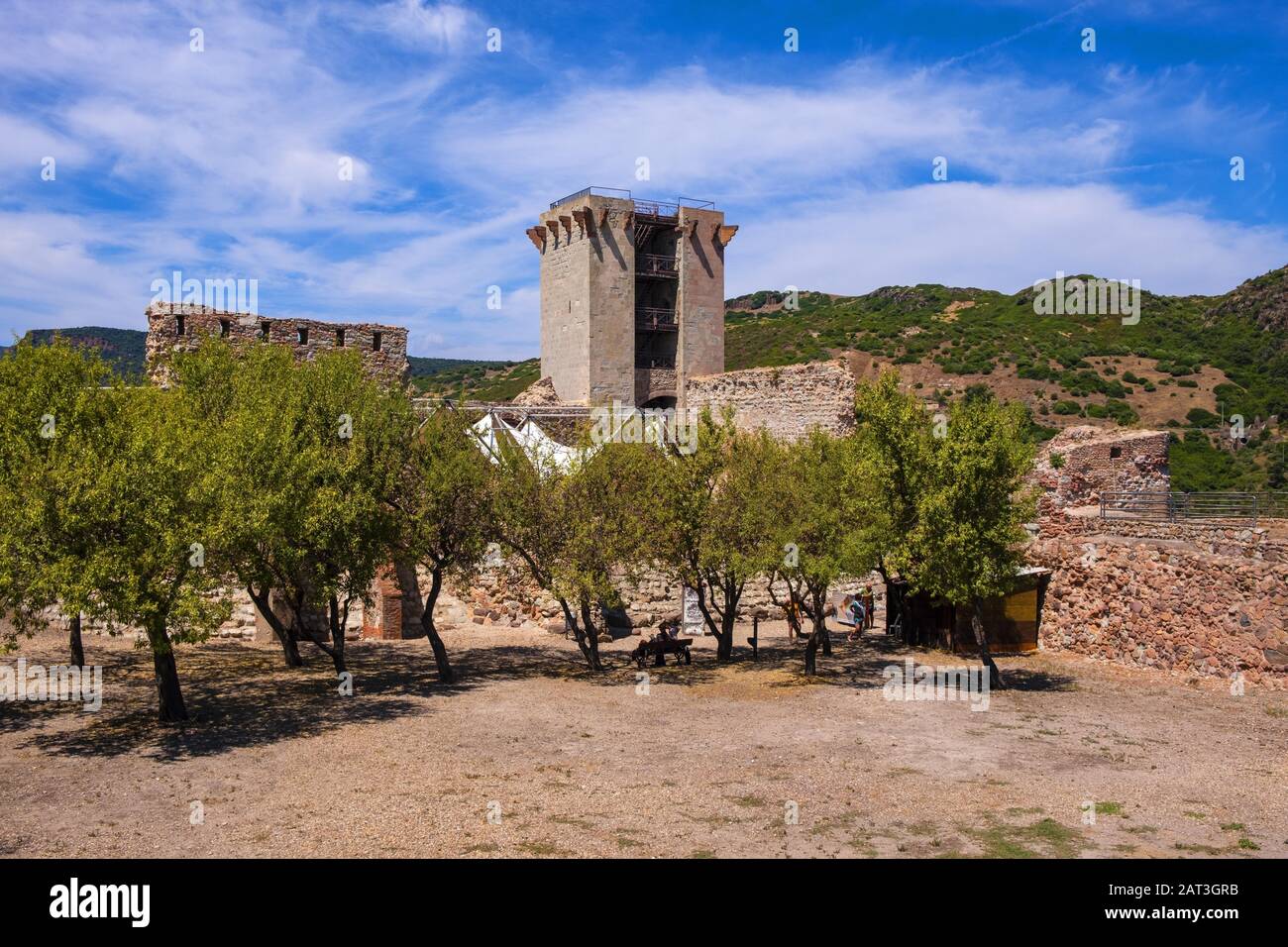 Bosa, Sardinien/Italien - 2018/08/13: Hauptturm - Torre Maestra - der Burg Malaspina, auch bekannt als Schloss von Serravalle, mit monumentalen historischen Verteidigungsmauern und Befestigungsanlage Stockfoto