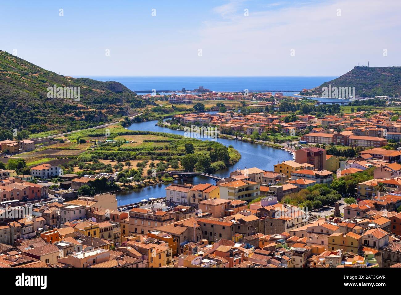 Bosa, Sardinien/Italien - 2018/08/13: Panoramaaussicht auf die Stadt Bosa am Fluss Temo mit dem Resort Bosa Marina an der Mittelmeerküste vom Hügel der Burg Malaspina aus gesehen - auch bekannt als Schloss von Serravalle Stockfoto