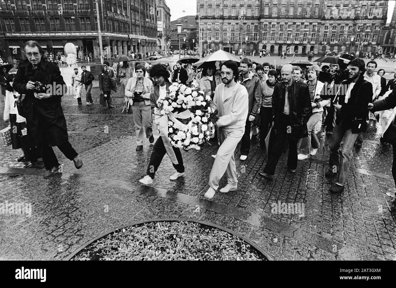 Schwule Befreiung In Amsterdam; Kranzniederlegung am Nationaldenkmal am Staudamm Datum: 28. Juni 1980 Ort: Amsterdam, Noord-Holland Schlüsselwörter: Kränze Institutionenname: Nationaldenkmal Stockfoto