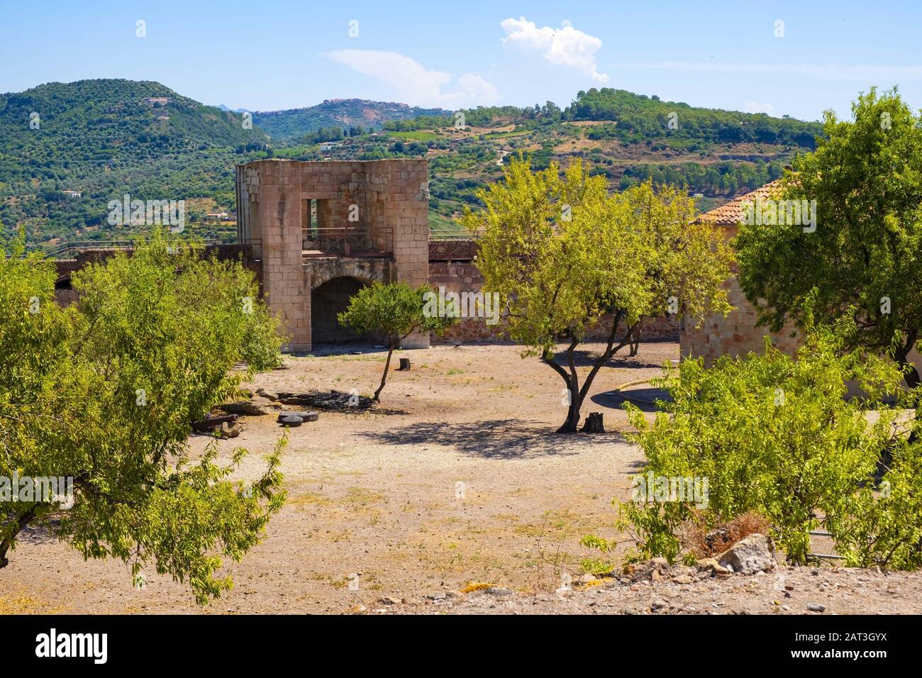 Bosa, Sardinien/Italien - 2018/08/13: Innenhof mit monumentalen historischen Verteidigungsmauern und Befestigungsanlage der Burg Malaspina, auch bekannt als Schloss von Serravalle Stockfoto