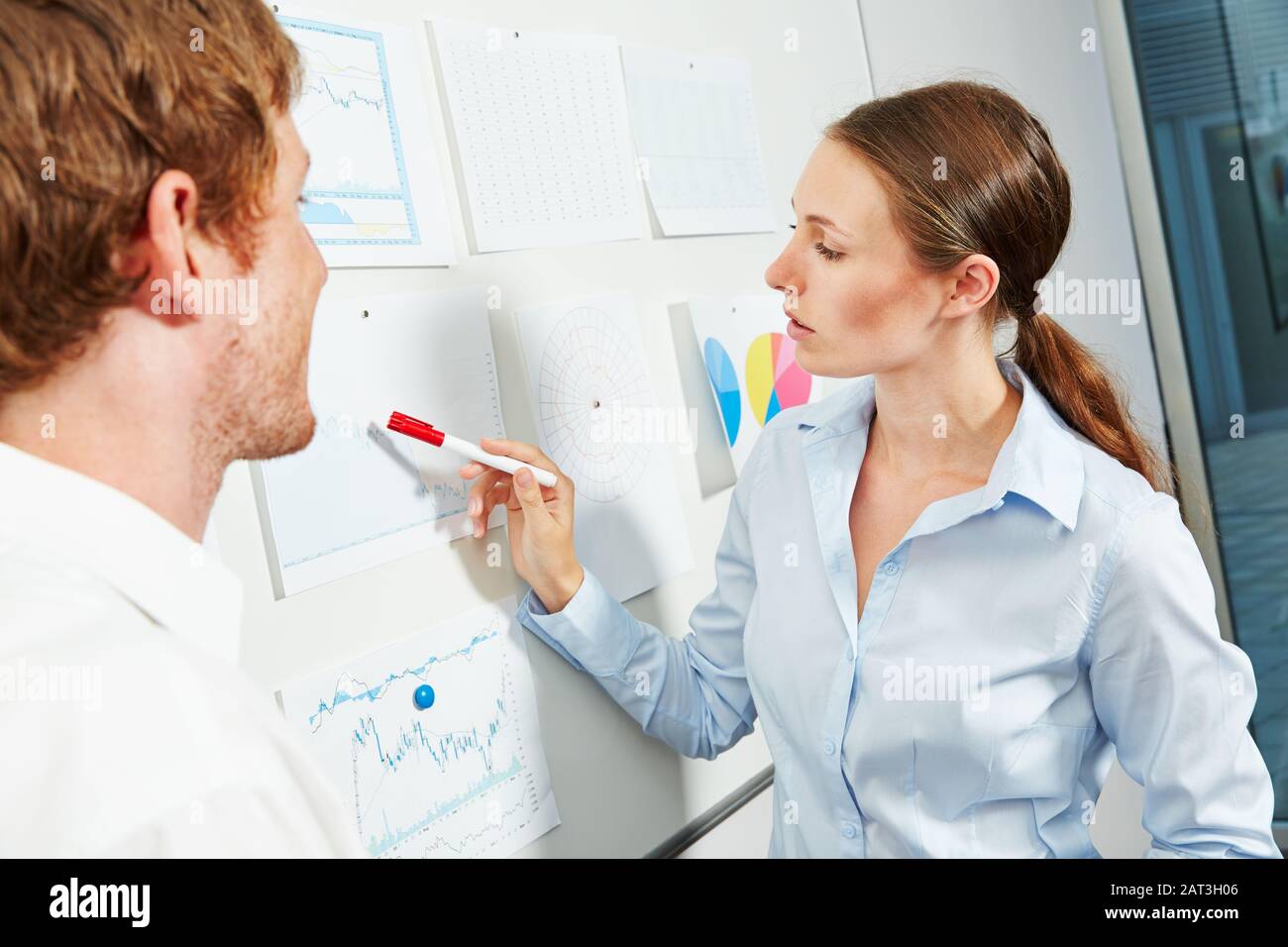 Zwei Geschäftsleute planen und analysieren Daten und Berichte im Konferenzraum Stockfoto