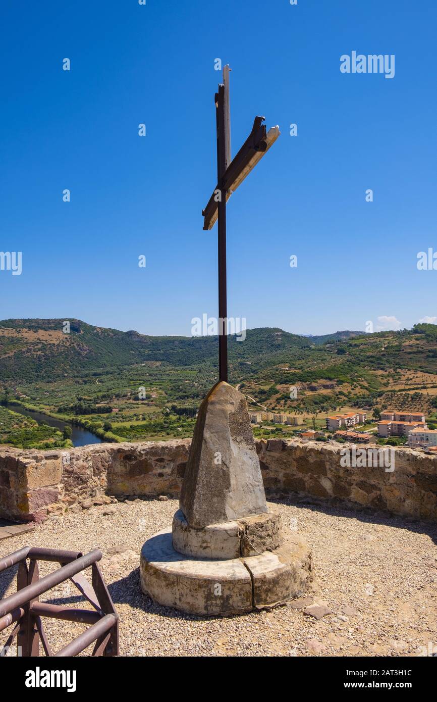 Bosa, Sardinien/Italien - 2018/08/13: Schloss Malaspina, auch bekannt als Schloss von Serravalle, mit einem symbolischen Kreuz auf den monumentalen historischen Verteidigungsmauern und der Befestigungsanlage Stockfoto
