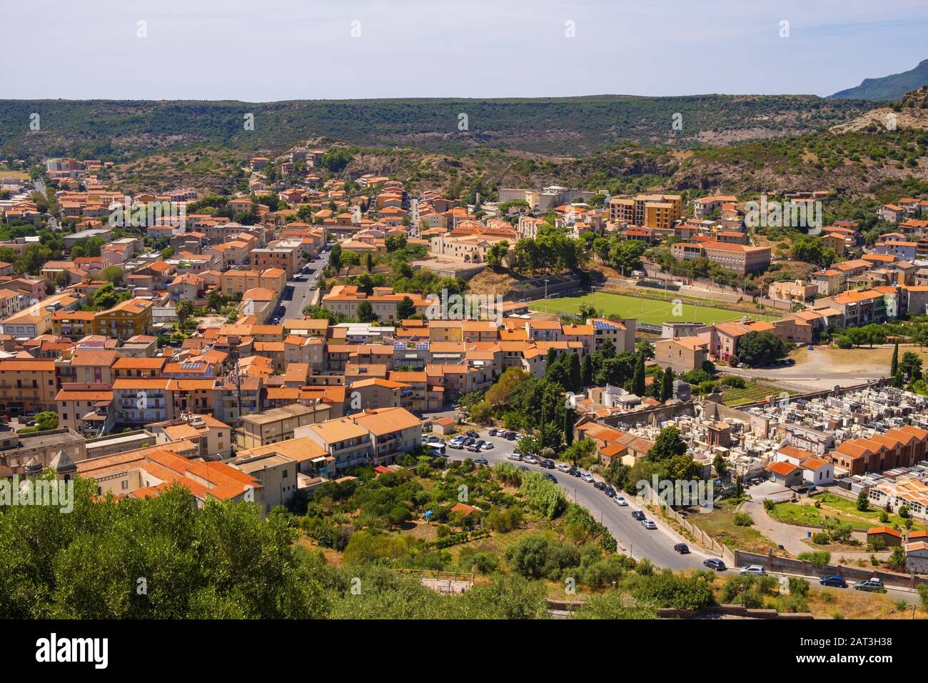 Bosa, Sardinien/Italien - 2018/08/13: Panoramaaussicht auf die Stadt Bosa und die umliegenden Hügel vom Hügel der Burg Malaspina aus gesehen - auch bekannt als Schloss von Serravalle Stockfoto