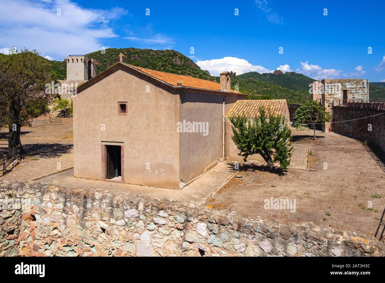 Bosa, Sardinien/Italien - 2018/08/13: Die Palatinenkapelle des Schlosses Malaspina, Schloss Serravalle, bekannt als Kirche Unserer Lieben Frau de sos Regnos Altos mit dem Innenhof der Festung Stockfoto