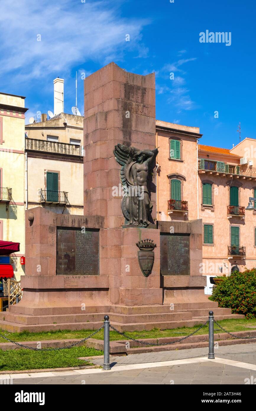 Bosa, Sardinien/Italien - 2018/08/13: Denkmal der Gefallenen - Monumento ai Caduti - am Corso Vittorio Emanuele in der Bosa city center Stockfoto