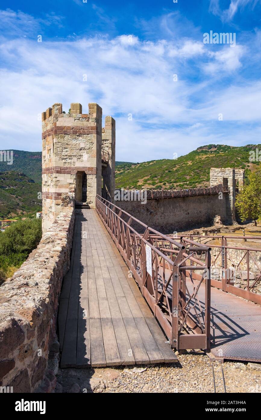Bosa, Sardinien/Italien - 2018/08/13: Hauptturm - Torre Maestra - der Burg Malaspina, auch bekannt als Schloss von Serravalle, mit monumentalen historischen Verteidigungsmauern und Befestigungsanlage Stockfoto