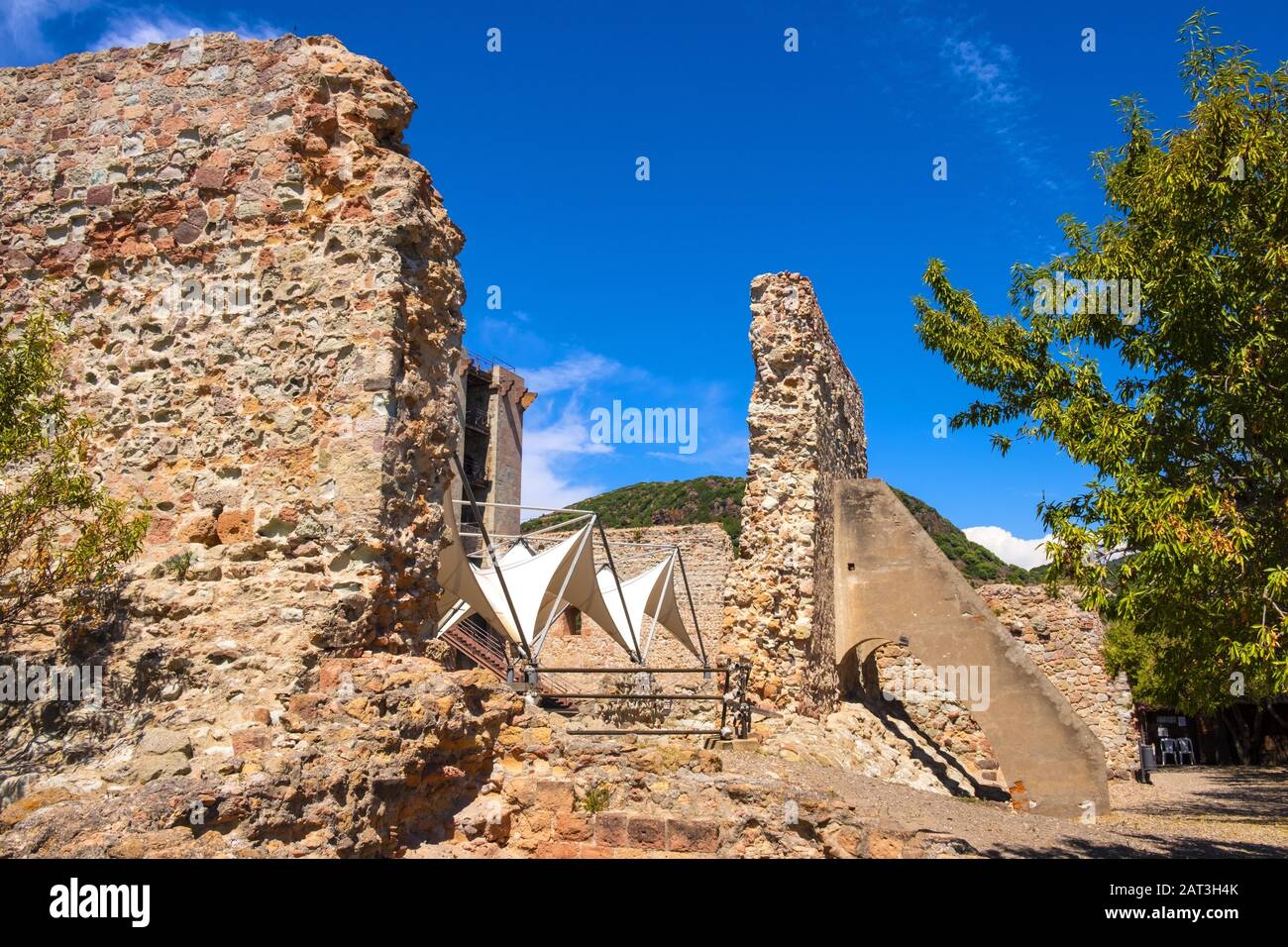 Bosa, Sardinien/Italien - 2018/08/13: das Schloss der Malaspina, auch bekannt als Schloss von Serravalle, mit monumentalen historischen Verteidigung Wände und Befestigung Stockfoto